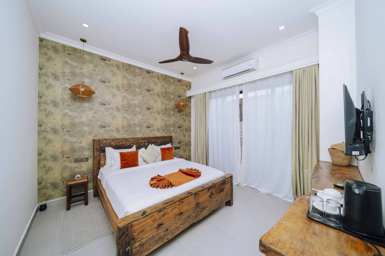 4 Standard Room – Queen Bed