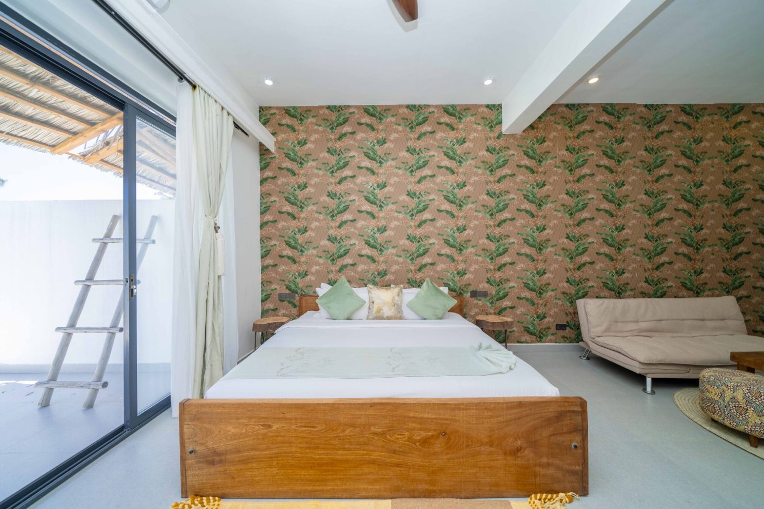 7 Deluxe Room – King Bed0