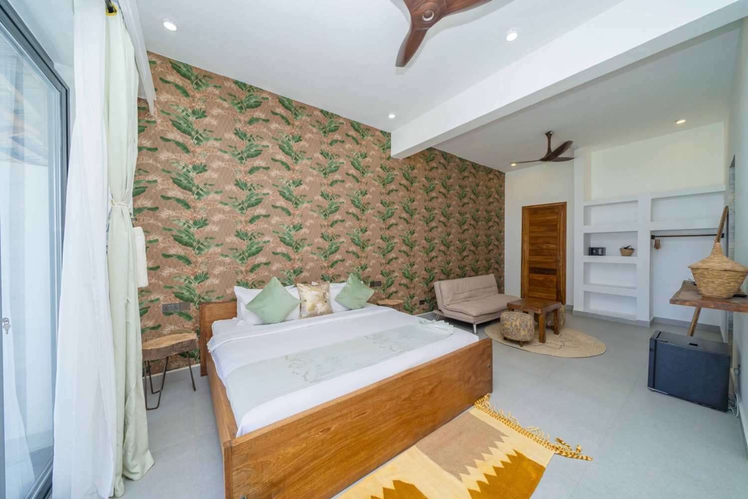 7 Deluxe Room – King Bed1