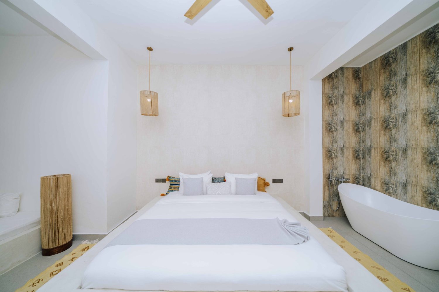 8 Deluxe Room – King Bed Ô TALIA HÔTEL AND SPA3